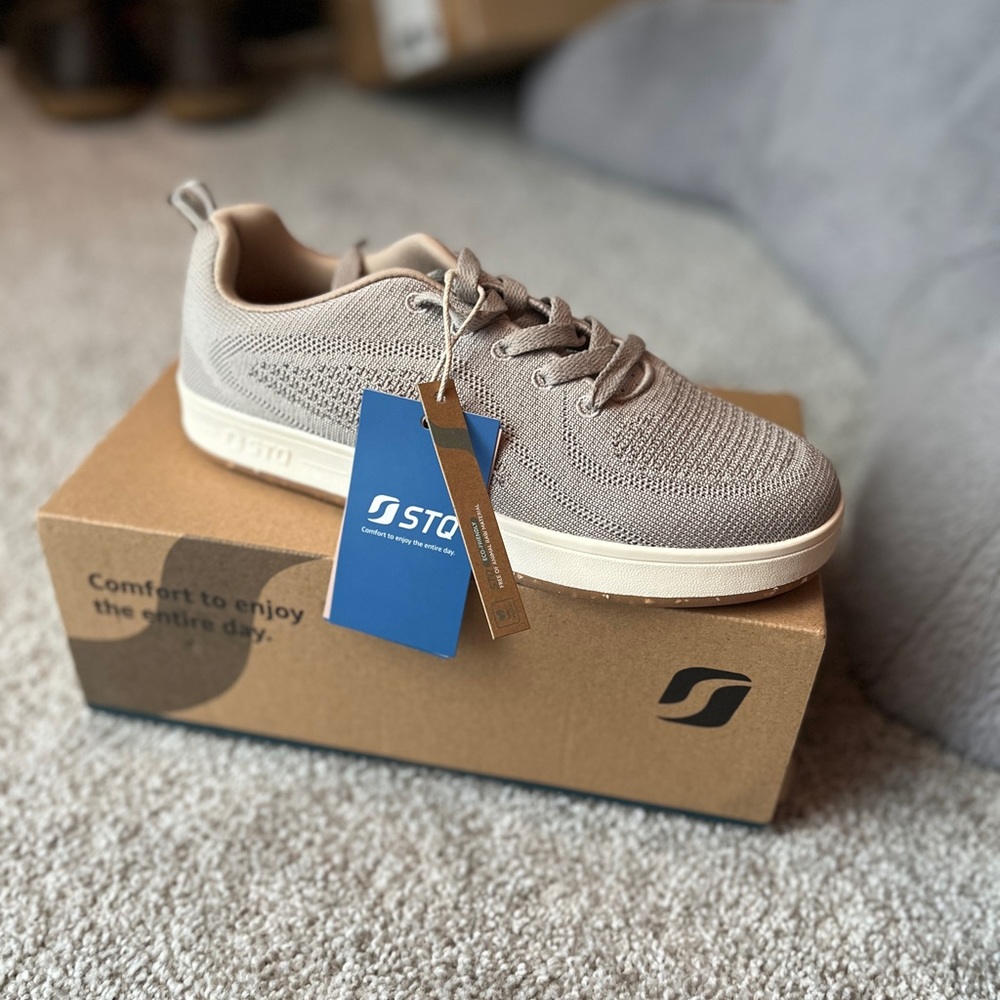Women’s 8.5 STQ shoes new in box